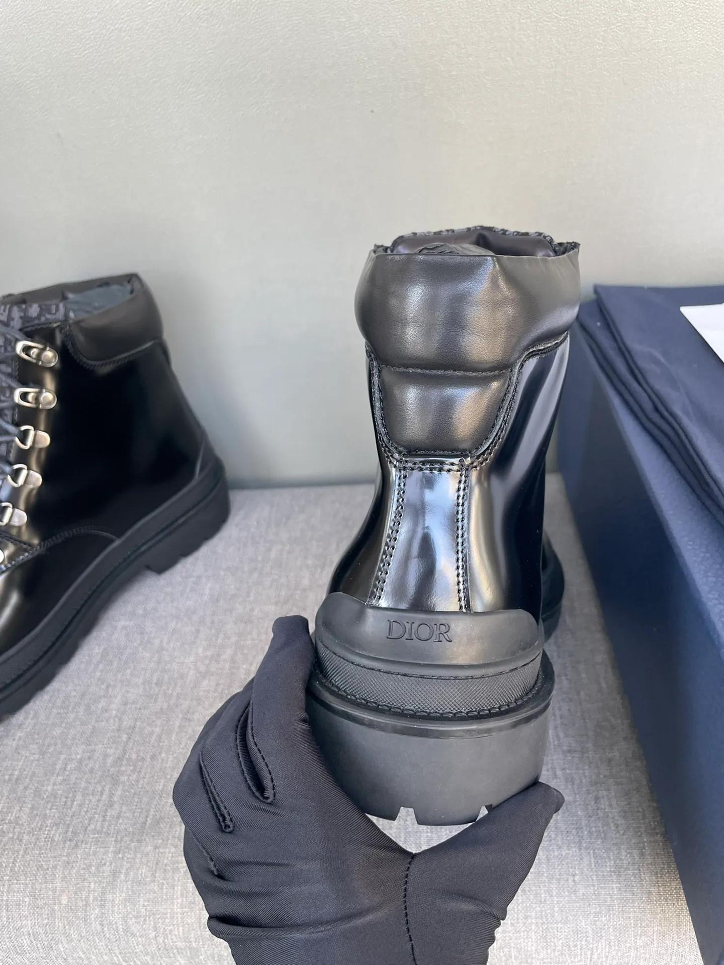 [DIOR] Top P: 1000💰 Number of yards: 39~44 (38.45 custom-made, non-refundable) Dior Dior~ Winter series, original 1:1 development Casual men's leather shoes Heavy investment, shoes and boots are made of imported cowhide + imported Dior special fabric Not easy to deform black cowhide lining Dior large hardware inlay Original TPU vacuum outsole, black cowhide Black open edge beads Military green suede Black suede Khaki suede leather is crafted by a large factory, and the perfect product is only prepared for you who know your taste! Any comparisons are welcome.